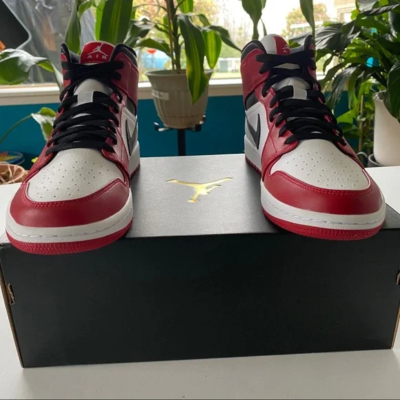 Jordan 1 Mid Chicago (2020) Brand New Mens 10 B&R - Picture 9 of 14